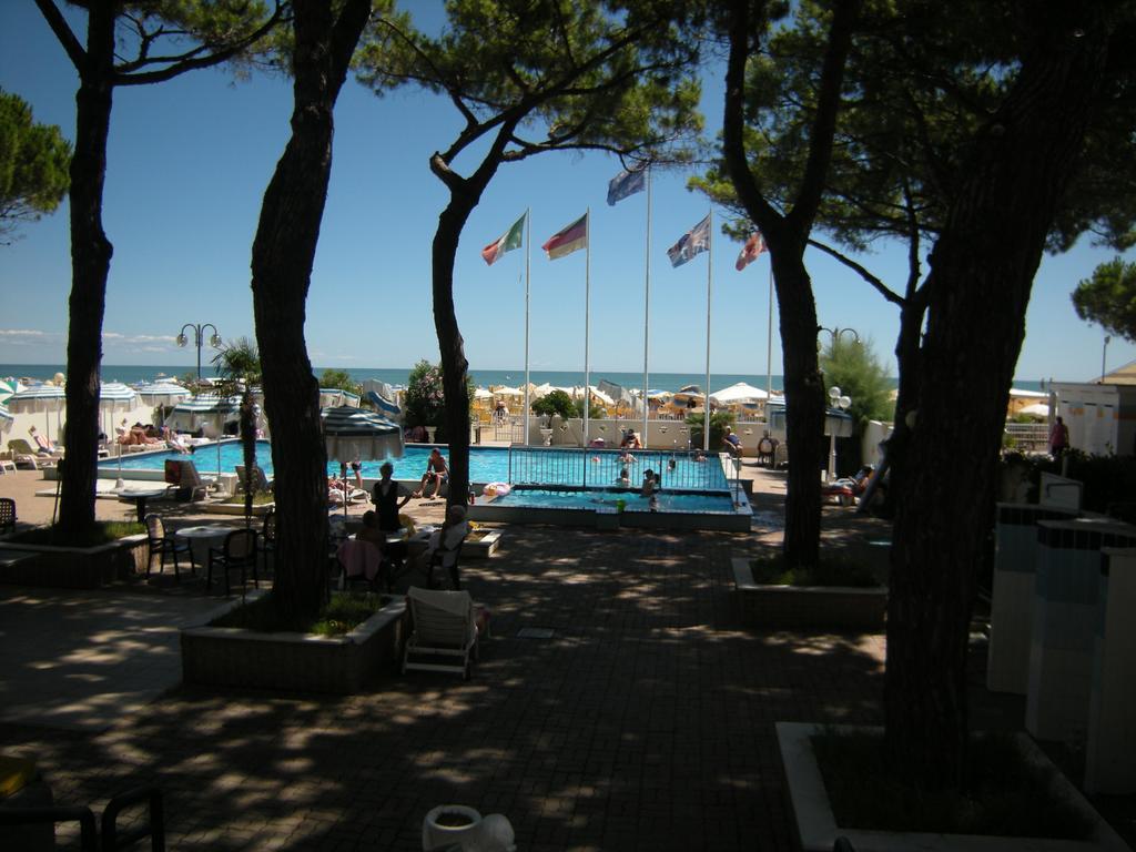 Hotel Ambasciatori Palace Lido di Jesolo Exterior foto